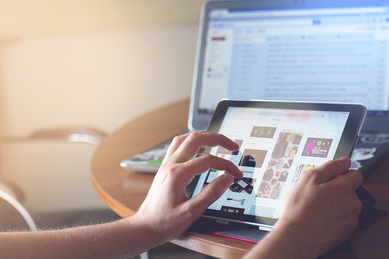 Une tablette, des applications et un utilisateur 